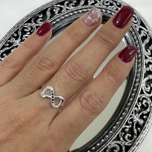 a Anillo Ava liso 16 con cubics