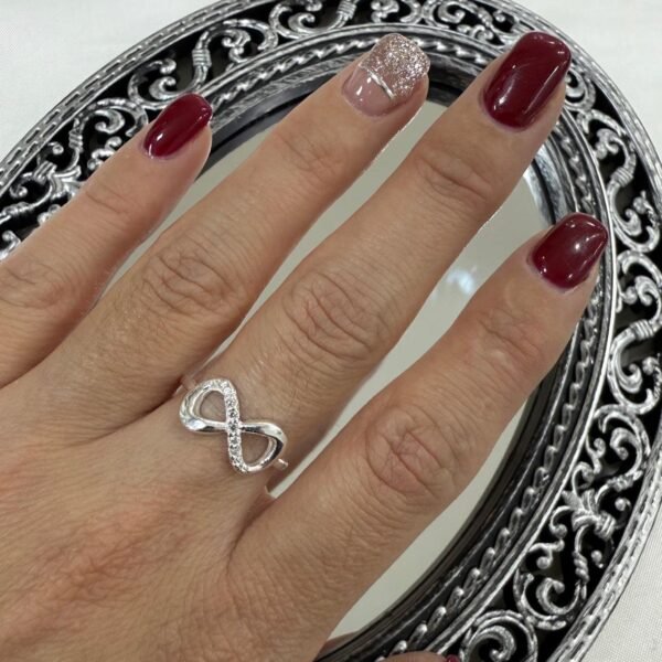 a Anillo Ava liso 19 con cubics