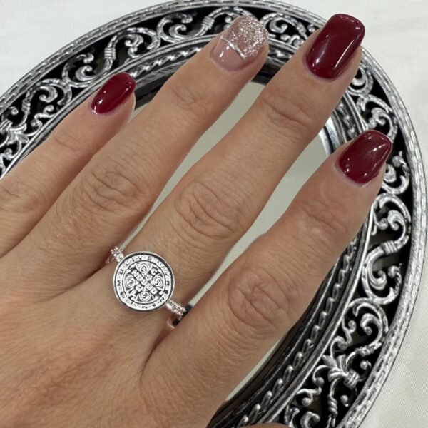 a Anillo Ava liso 13 san benito con cubics