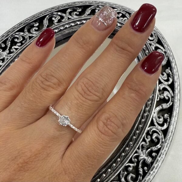 a Anillo Ava cubic 13