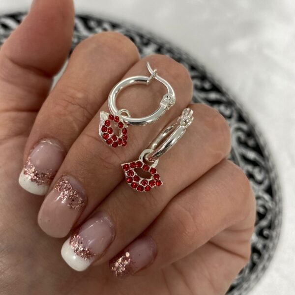 argollas con dije kiss