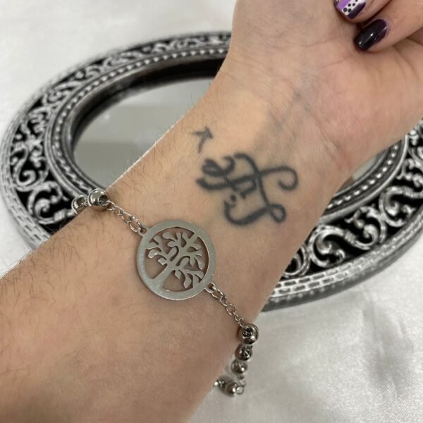 a Pulsera arbol vida con bolitas