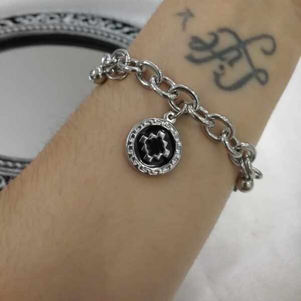 Pulsera Con 3 Dijes Esmaltados De Cruz Pampa y bolitas