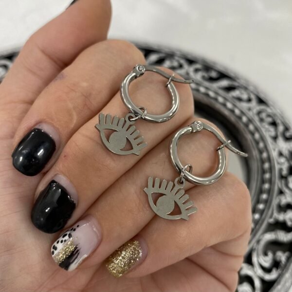 argollas con dije ojito a.q