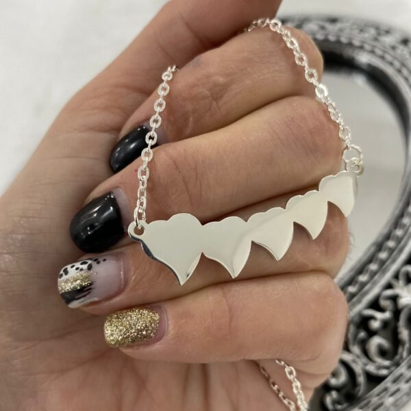 a conjunto cadena con centro corazones rellenos