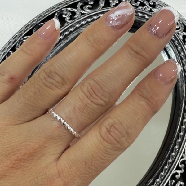 a Anillo Ava liso 8 mini corazones