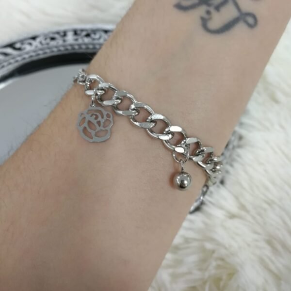 Pulsera Asya (con dijes Flor,Mariposa y Nenita)