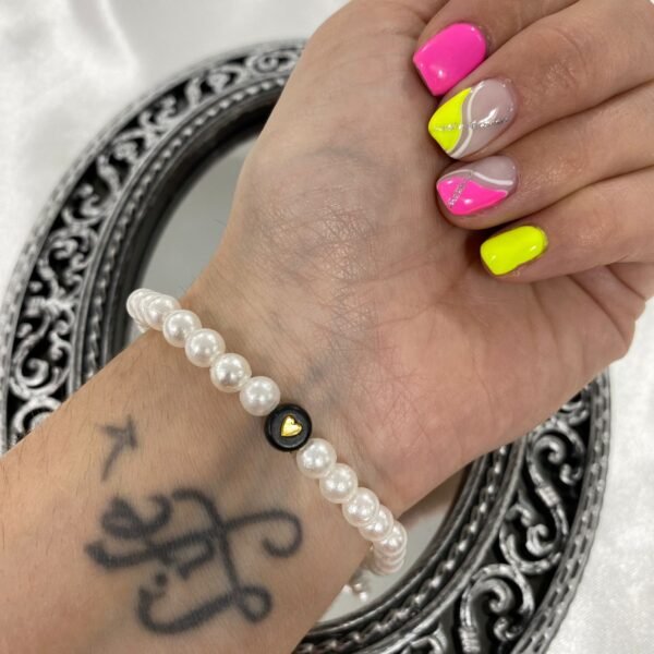 pulsera elastizada perla con dije corazon