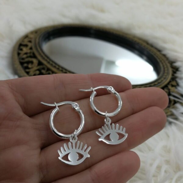 argollas con dije ojitos