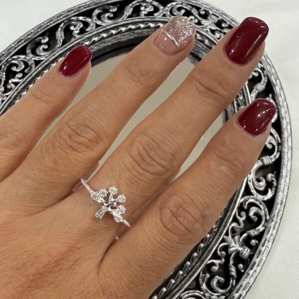 a Anillo Ava cubic 7 arbol vida