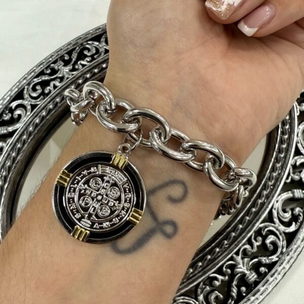 Pulsera con dijes 21 (san benito gruesa)