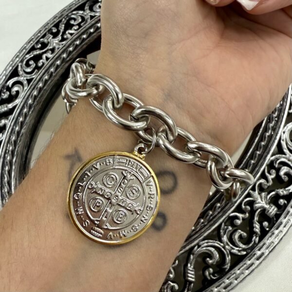 Pulsera con dijes 5 (san benito gruesa)