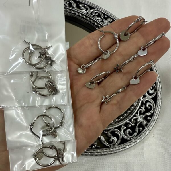 a a tira x 4 pares aros argollas con dijes (estrellas, circulo y corazon)